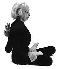 Abbildung der Yogalehrerin Vanda Scaravelli